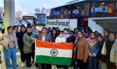 219 छात्रों को लेकर मुंबई पहुंची एयर इंडिया की फ्लाइट