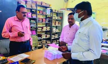 कार्यालय में अनुपस्थित दो कर्मचारियों को आयुक्त ने थमाया नोटिस