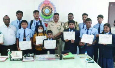 ट्राफिक क्यूज प्रतियोगिता के विजेता प्रतिभागियों का सम्मान