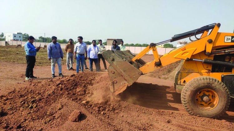 आयुक्त ने उखड़वाया अवैध प्लाटिंग कर बनाई गई सड़क