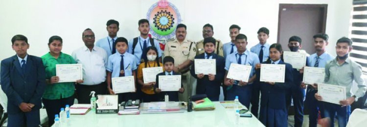 ट्राफिक क्यूज प्रतियोगिता के विजेता प्रतिभागियों का सम्मान