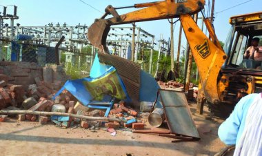अवैध कब्जों पर चला निगम का बुल्डोजर