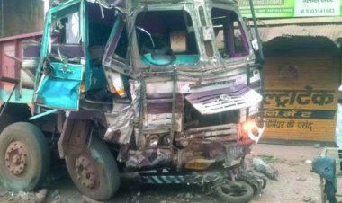 धमधा नाका पुल पर बड़ा एक्सीडेंट, ट्रक चालक व बाइक सवार तीन युवकों सहित चार की मौत