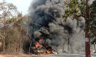 हाईवे पर पेट्रोल से भरा टैंकर पलटा, शॉर्ट सर्किट से लगी भीषण आग