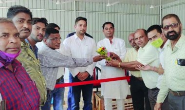 कर्मचारियों ने मिठाई खिलाकर किया खुशी का इजहार