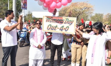 महिलाओं ने निकाली स्कूली रैली