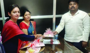 मात्र 120 रू. में पालक के रस से बने गुलाल के साथ मिठाई भी दे रही है महिलाएं