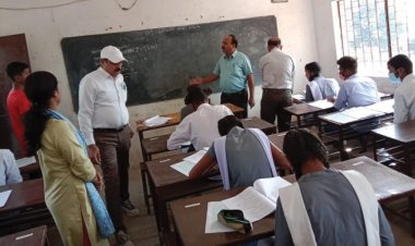 सामूहिक नकल करवाते दो टीचर पकड़ाया