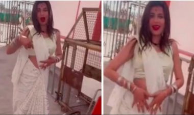 महाकाल मंदिर के गेट पर किन्नरों का अश्लील डांस