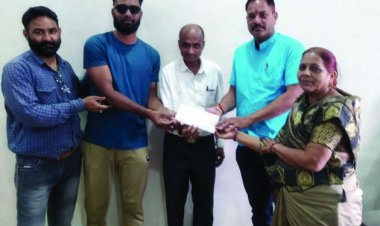 स्वर्ण पदक प्राप्त खिलाड़ी का नपा अध्यक्ष व सीएमओ ने किया सम्मान