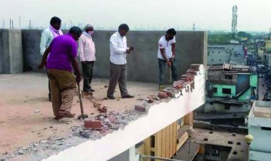 लॉज की 6वीं मंजिल को निगम ने तोड़ा