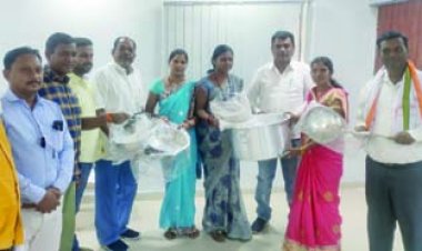 डिस्पोजल प्लास्टिक निर्भरता को खत्म करने महिलाओं ने खोला बर्तन बैंक