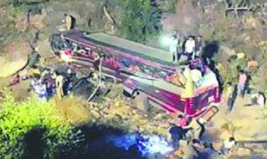 चट्टान से 100 फीट गहरी खाई में गिरी बस