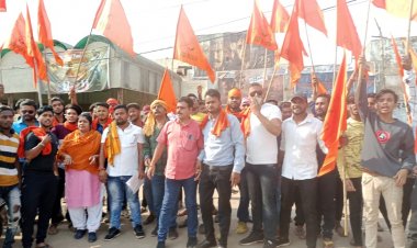 विहिप व बजरंग दल ने वेंकटेश्वरा टाकीज का किया घेराव