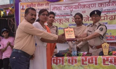 "खाकी के रंग स्कूल के संग"