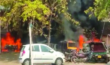 थाने में खड़ी गाड़ियों में लगी आग