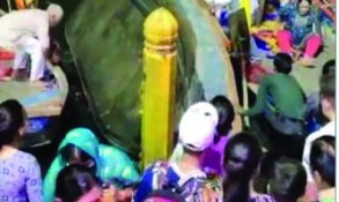 मथुरा: विश्राम घाट पर आरती के दौरान यमुना में पलटी श्रद्धालुओं से भरी नाव