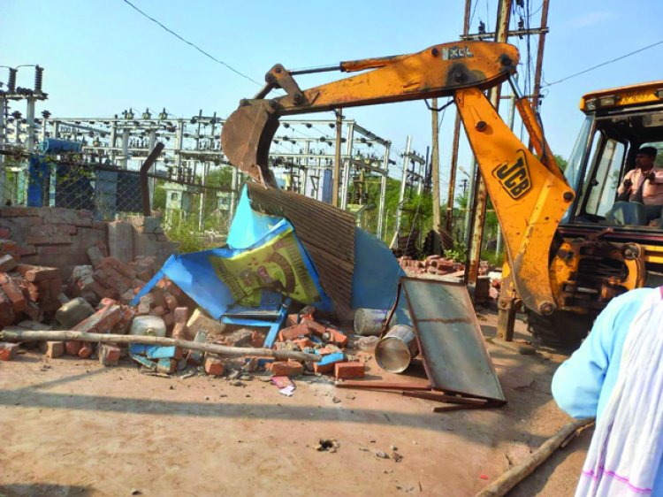अवैध कब्जों पर चला निगम का बुल्डोजर