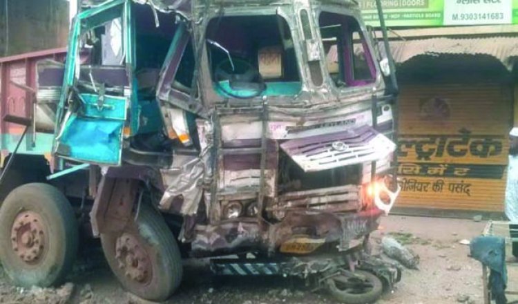 धमधा नाका पुल पर बड़ा एक्सीडेंट, ट्रक चालक व बाइक सवार तीन युवकों सहित चार की मौत