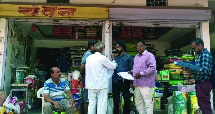 कुर्की आदेश देखते ही दिया चेक, व्यापारी ने मांगी मोहलत