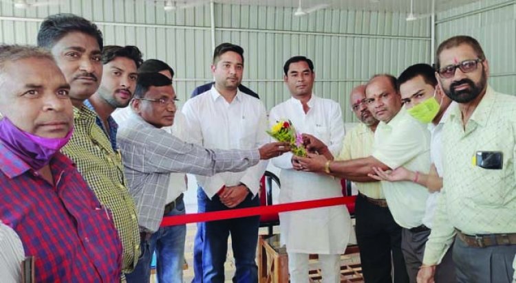 कर्मचारियों ने मिठाई खिलाकर किया खुशी का इजहार