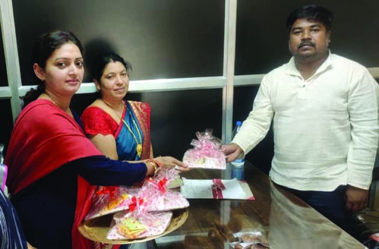 मात्र 120 रू. में पालक के रस से बने गुलाल के साथ मिठाई भी दे रही है महिलाएं