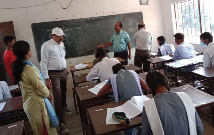 सामूहिक नकल करवाते दो टीचर पकड़ाया