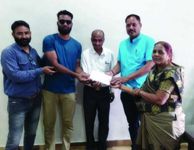 स्वर्ण पदक प्राप्त खिलाड़ी का नपा अध्यक्ष व सीएमओ ने किया सम्मान