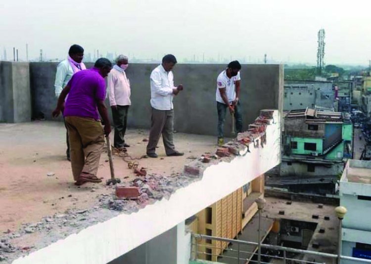 लॉज की 6वीं मंजिल को निगम ने तोड़ा 