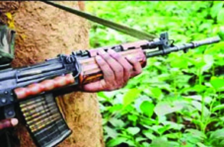 नक्सलियों ने की सहायक आरक्षक की हत्या