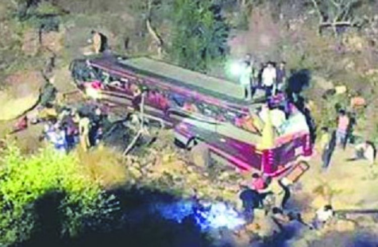 चट्टान से 100 फीट गहरी खाई में गिरी बस