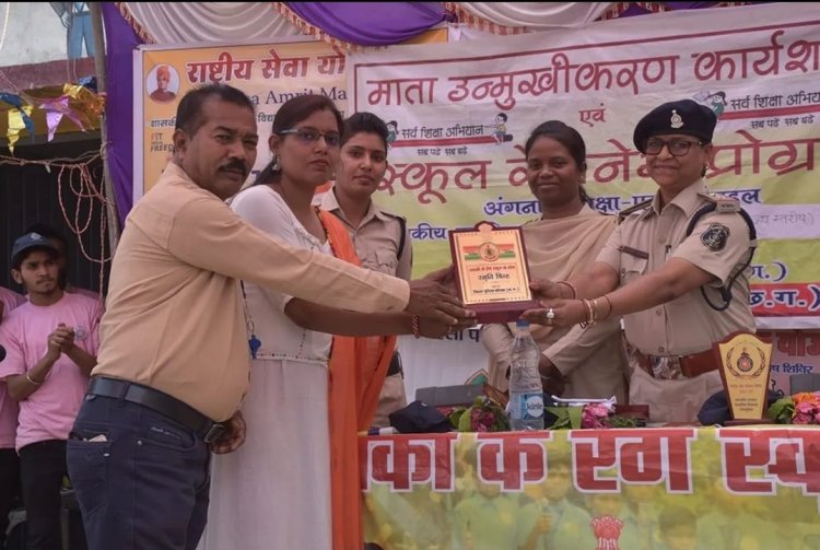 "खाकी के रंग स्कूल के संग"