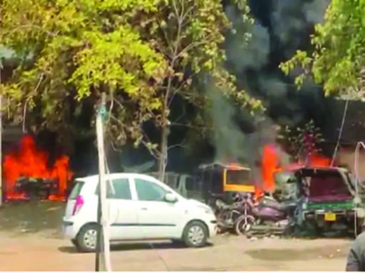 थाने में खड़ी गाड़ियों में लगी आग