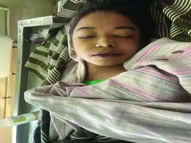 माँ-बाप ने मोबाइल पर गेम खेलने से किया मना, तो युवती ने खा लिया जहर