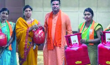 जरूरतमंद गरीब परिवारों को पूर्व पार्षद रिकेश सेन बांट रहा फ्री गैस कनेक्शन