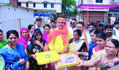 भाजपा महिला पार्षदों ने सूर्या नगर के प्रभावितों को बांटी साडिय़ां