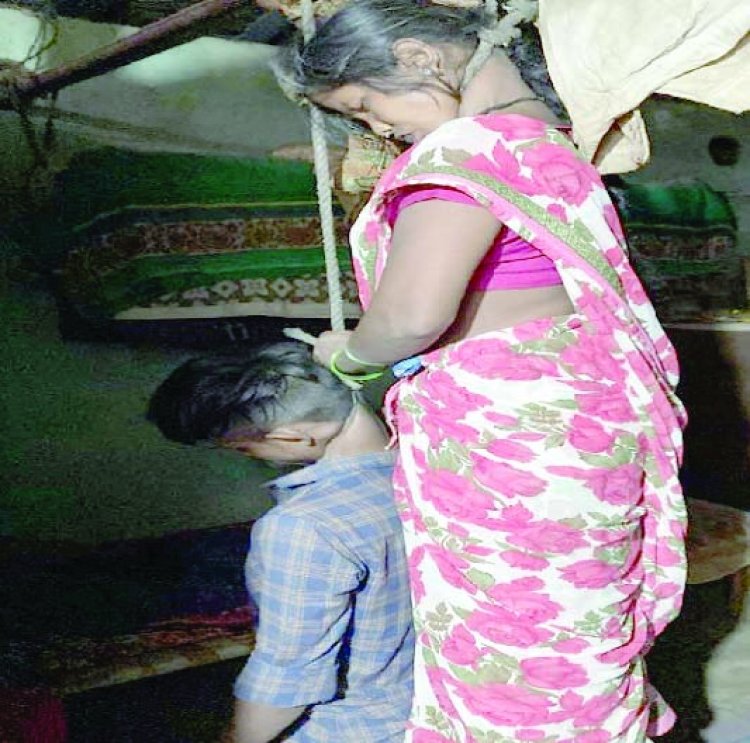 एक ही रस्सी से लटके मिले माँ-बेटे के शव
