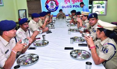 आईजी-एसपी सहित पुलिस स्टाफ ने चखा बासी का स्वाद