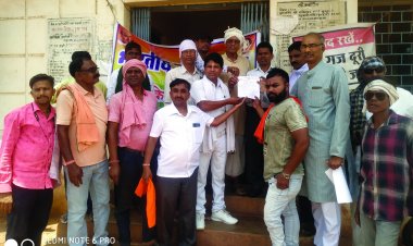 वर्मीकम्पोस्ट खाद खरीदी बाध्यता सहित अन्य मांगों को लेकर किसानों ने किया प्रदर्शन