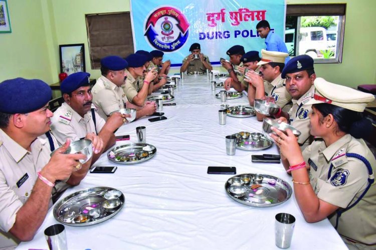 आईजी-एसपी सहित पुलिस स्टाफ ने चखा बासी का स्वाद