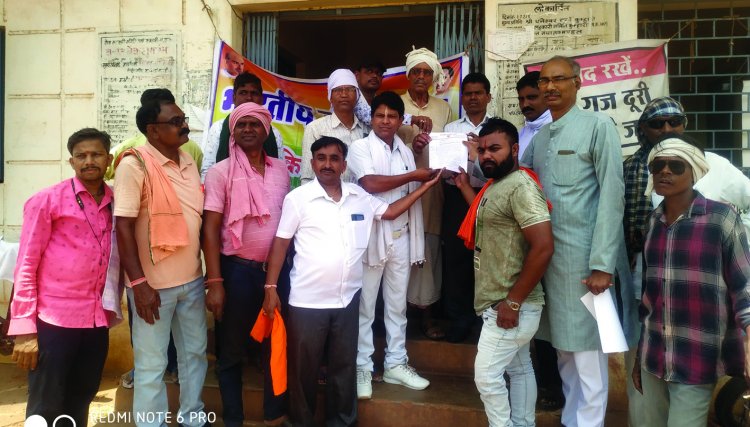 वर्मीकम्पोस्ट खाद खरीदी बाध्यता सहित अन्य मांगों को लेकर किसानों ने किया प्रदर्शन