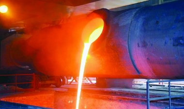 पिघला लोहा गिरने से तीन कर्मचारी झुलसे