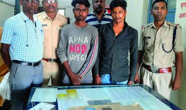 दो आरोपियों से चोरी का मोबाइल जब्त