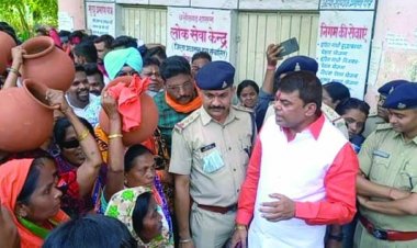 जोन कार्यालय में नहाकर किया विरोध प्रदर्शन