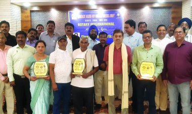 संभागायुक्त श्री कावरे ने श्रेष्ठ नागरिकों का किया सम्मान