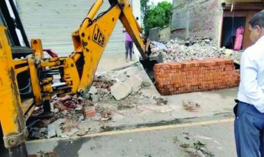 हत्या के फरार आरोपी भाजपा नेता के सम्पत्ति पर चला प्रशासन का बुलडोजर