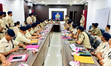 गुंडे बदमाशों की धरपकड़ तथा लंबित मामलों के त्वरित निराकरण के लिए एसपी ने ली बैठक