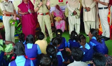 गांव की वृद्ध महिलाओं ने भी अभिव्यक्ति ऐप में रुचि दिखाई