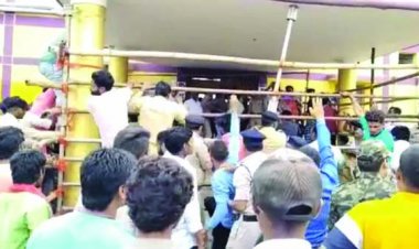 सरकारी आवास नहीं मिलने पर हितग्राहियों ने किया हंगामा