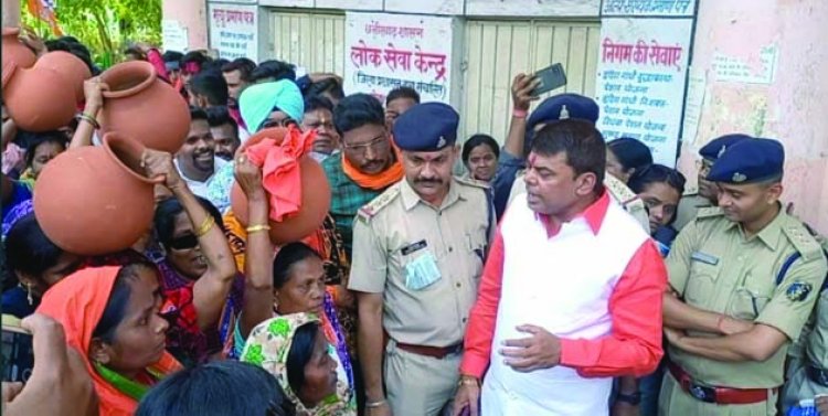 जोन कार्यालय में नहाकर किया विरोध प्रदर्शन